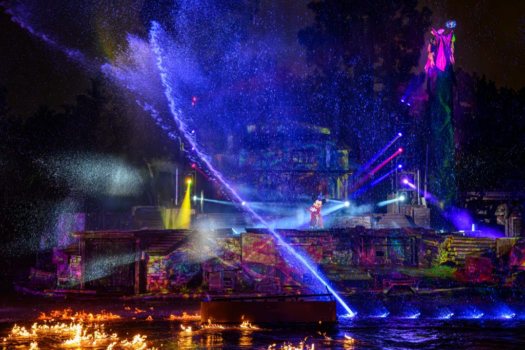 Rivers of America volverá a cobrar vida con el poder de la imaginación cuando "Fantasmic!", el espectáculo nocturno de mayor duración en Disneyland Resort, regrese este viernes 24 de mayo a Disneyland Park.  